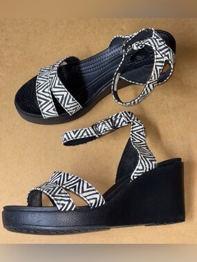 Crocs Sz 8 Leigh II Strappy Wedge Black & White High Heel Sandals Comfort
